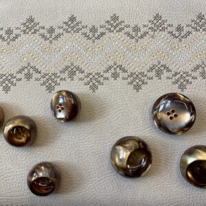 Väga erilise kujuga nööp kahes suuruses