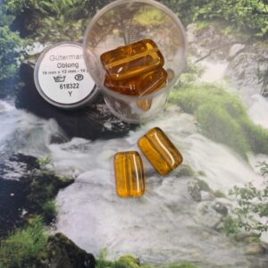 Gütermanni oblong = lapikud merevaiguvärvi klaaspärlid