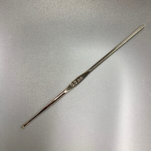 Dolphin: peenike metallist heegelnõel